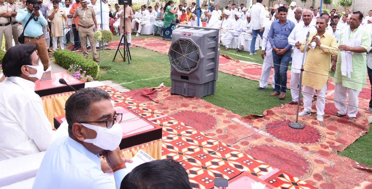 Electricity minister reprimanded the SDO for not giving connection in the dhanis of Adampur
