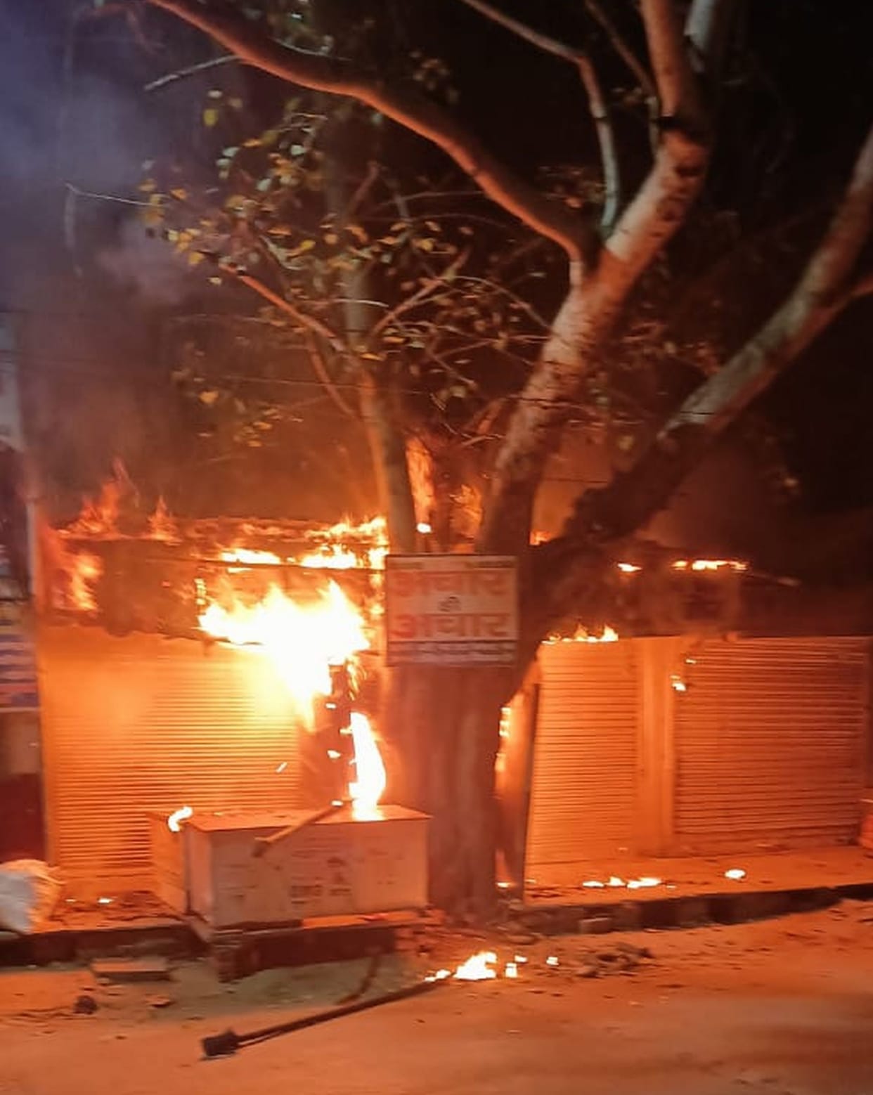 Four shops caught fire due to short circuit, loss of lakhs