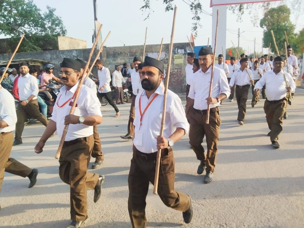 Volunteers did road movement in the city