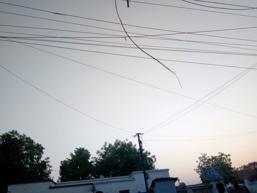 Electric wire broke, spark spread panic