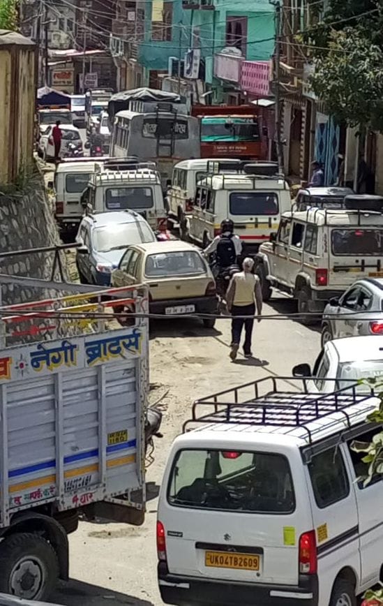 The speed of vehicles stopped due to the jam in Bhikiyasain, the passengers were in trouble