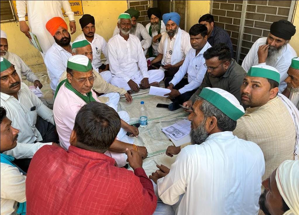 Farmers gheraoed the power house when the officials did not come