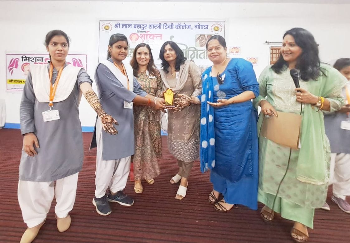 Top girl students honored in Mehndi competition