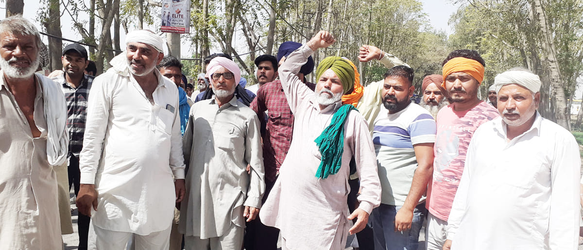 Weighing stalled due to pulldars' strike, farmers blocked Fatehabad road for five hours
