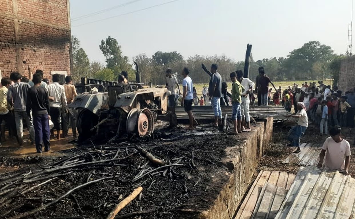 Fire havoc, 27 houses including tractor burnt