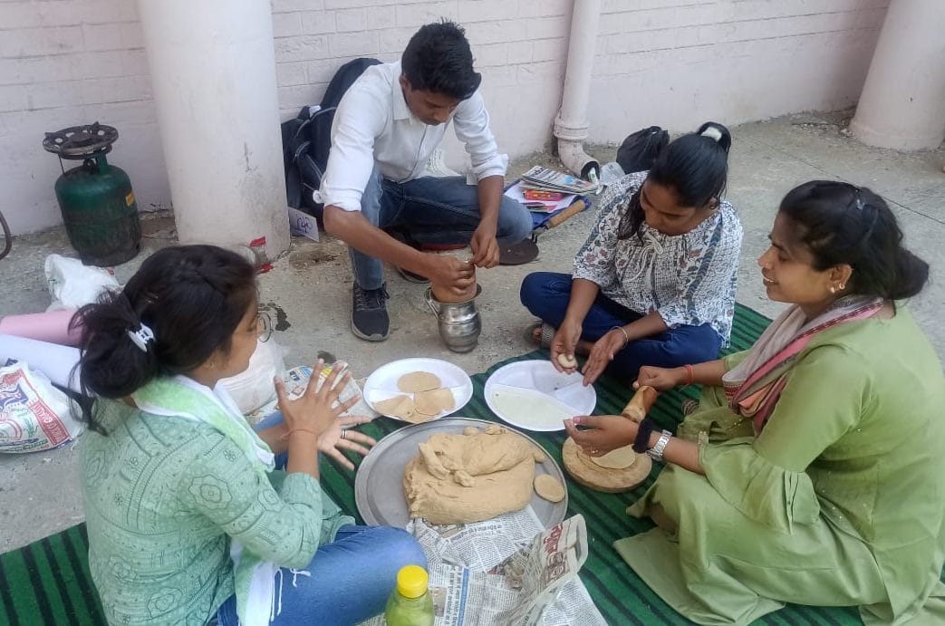 Raised voice to withdraw the increased prices in government canteens and save canteens