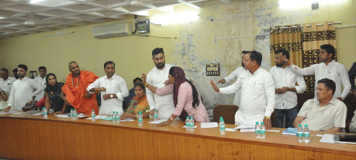 Uproar over the expulsion of councilor representatives from the Zilla Parishad meeting, JJP-BJP councilors face to face on issues