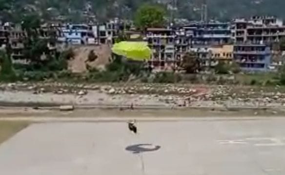 Pilot fell down due to imbalance while landing in National Paragliding Competition Bageshwar Uttarakhand