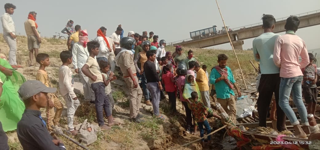 Mother jumped by throwing her daughter into the river