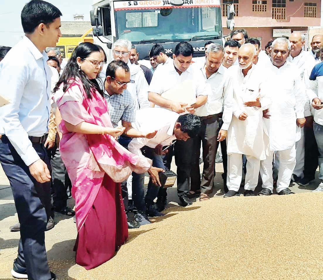 Administrative secretary reached the market, the farmer said - Madam, leave the facility, there is no drinking water
