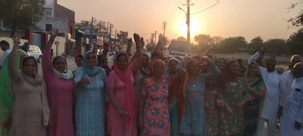 People of Rishi Nagar protested against pouring sewer water into storm drain