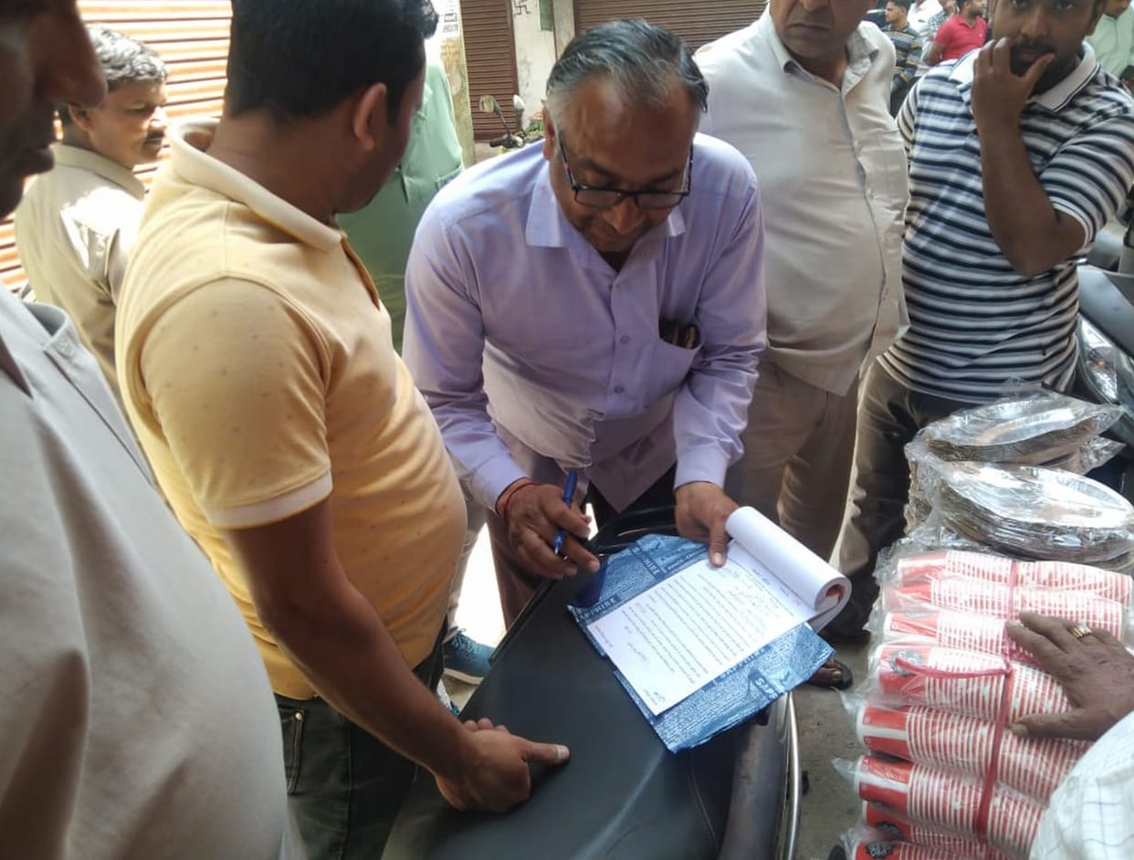 Chief Minister's flying squad raided 5 shops and seized 1.52 quintal polythene, fined Rs 80,000