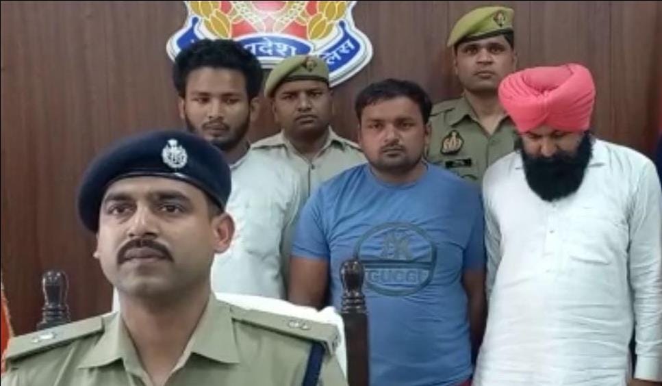 Three people caught cheating in the name of selling rare snake