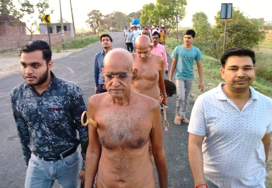 Auspicious entry of Jain saints in Chhaprauli, welcome with bands