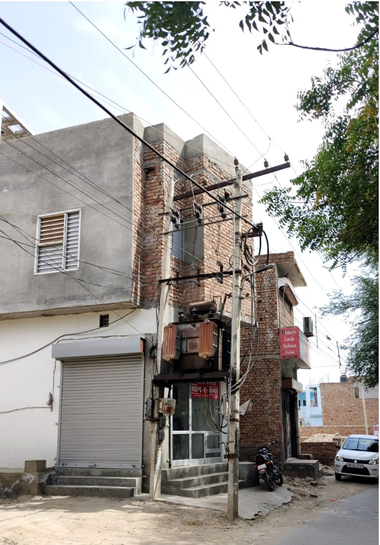 Electric high tension wire coming out from the side of the house in Dabwali.