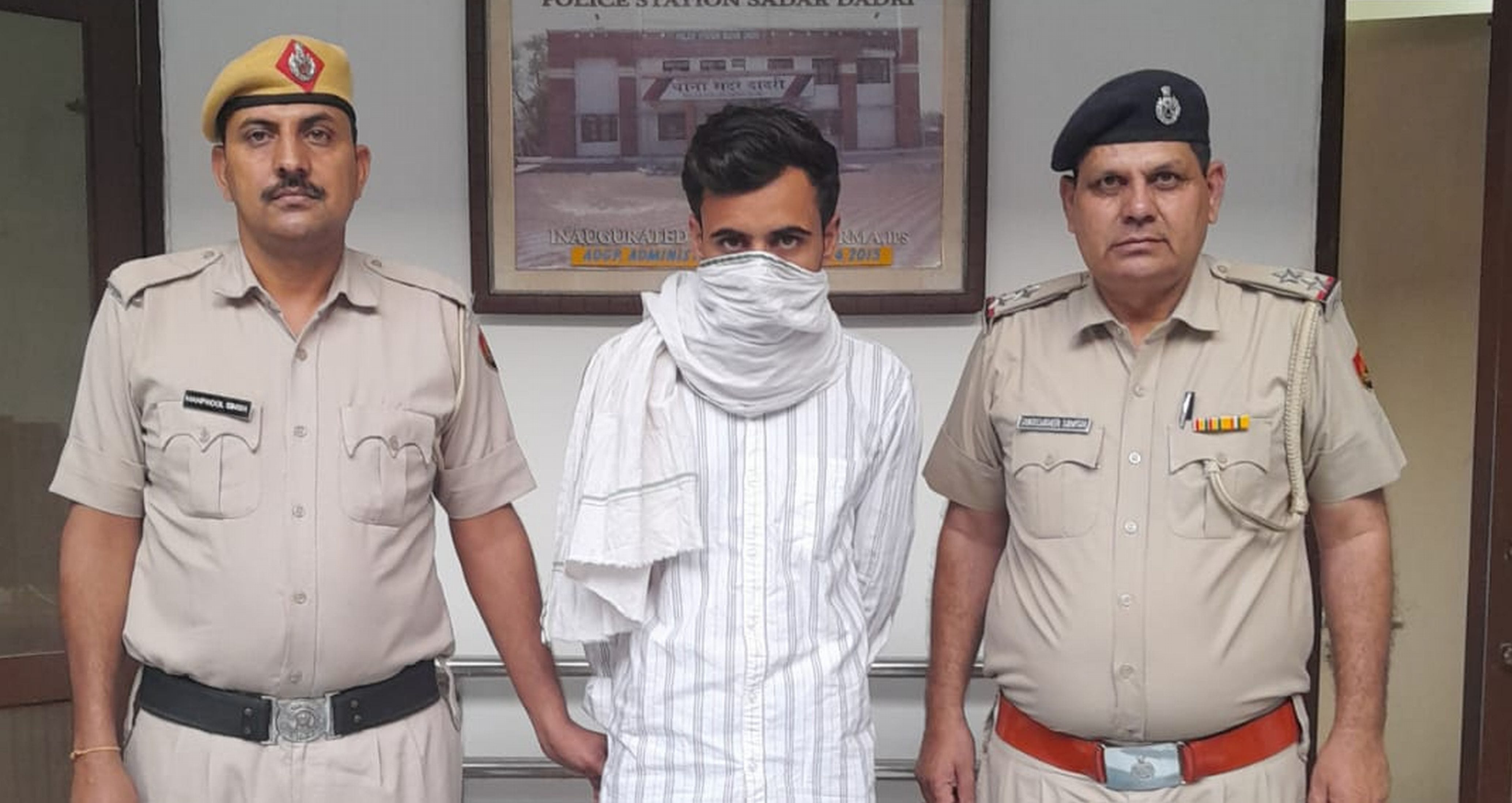 Accused of cheating four lakhs with the help of fake documents arrested