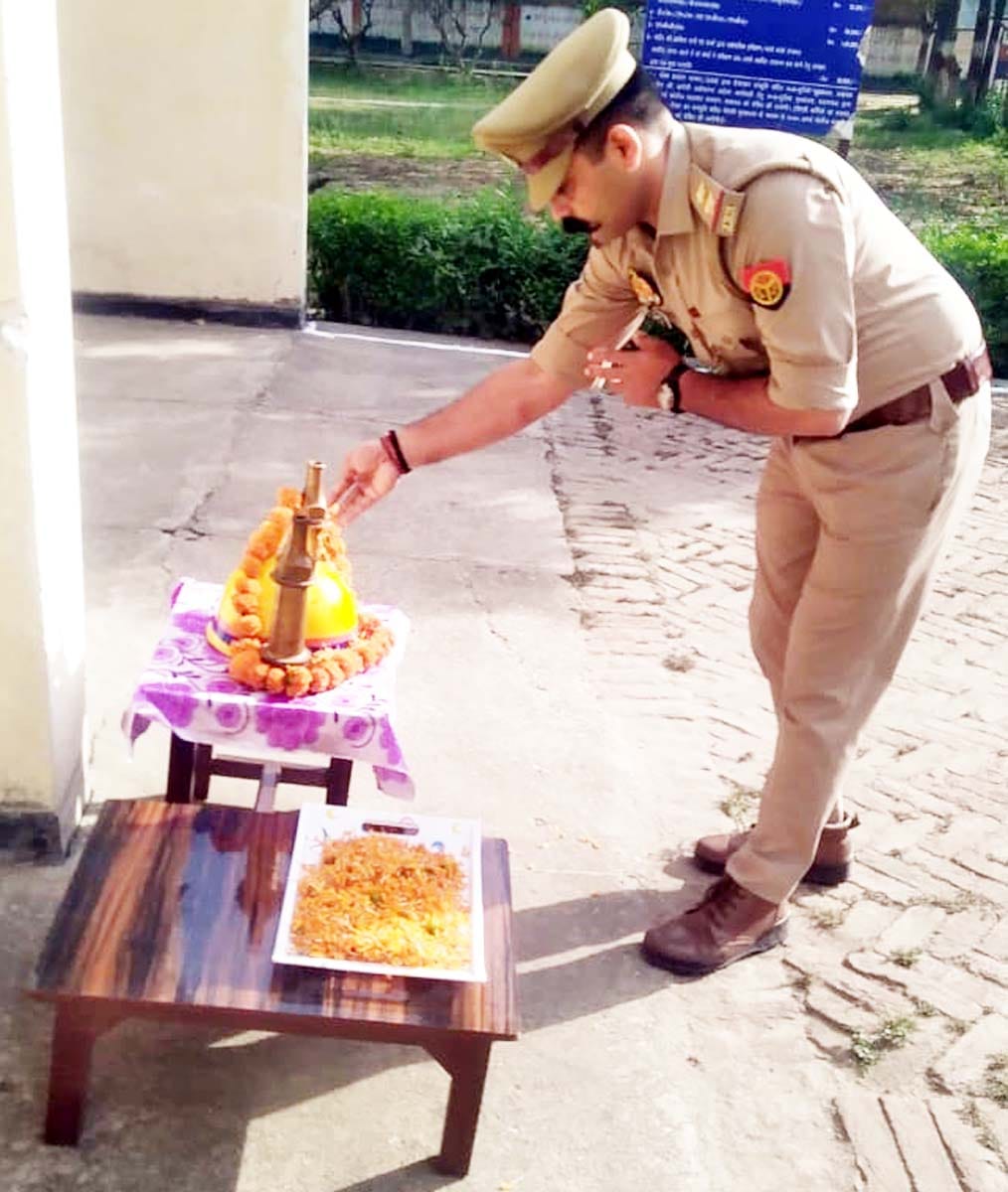 Saluting the martyrs, a rally was taken out for rescue from the fire