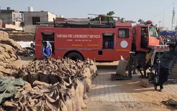 Wheat carts caught fire due to short circuit, hundreds of carts caught fire
