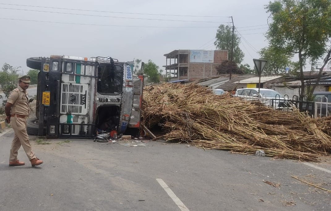 Truck loaded with sugarcane overturned on the highway