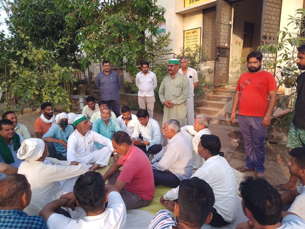 Bhakiyu sitting among JE started indefinite strike