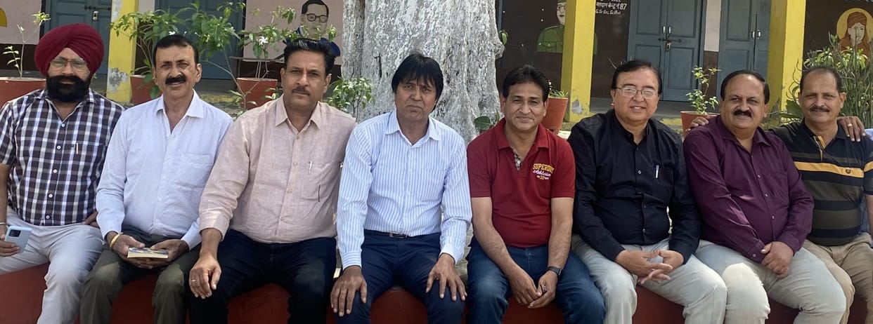 40 year old classmates get emotional after meeting each other