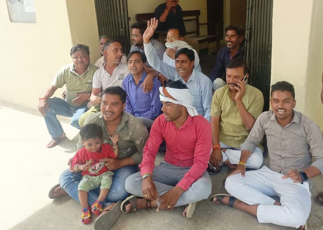 Angry traders sat on strike due to purchase of wheat outside the market