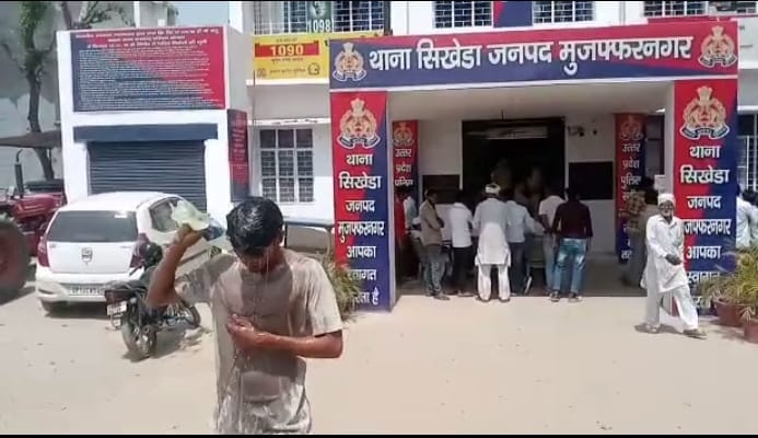 Ruckus by keeping farmer's dead body in police station, son and daughter tried to commit suicide