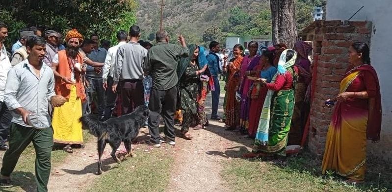 Villagers protested against the road in Mangalta, sitting on dharna in front of JCB