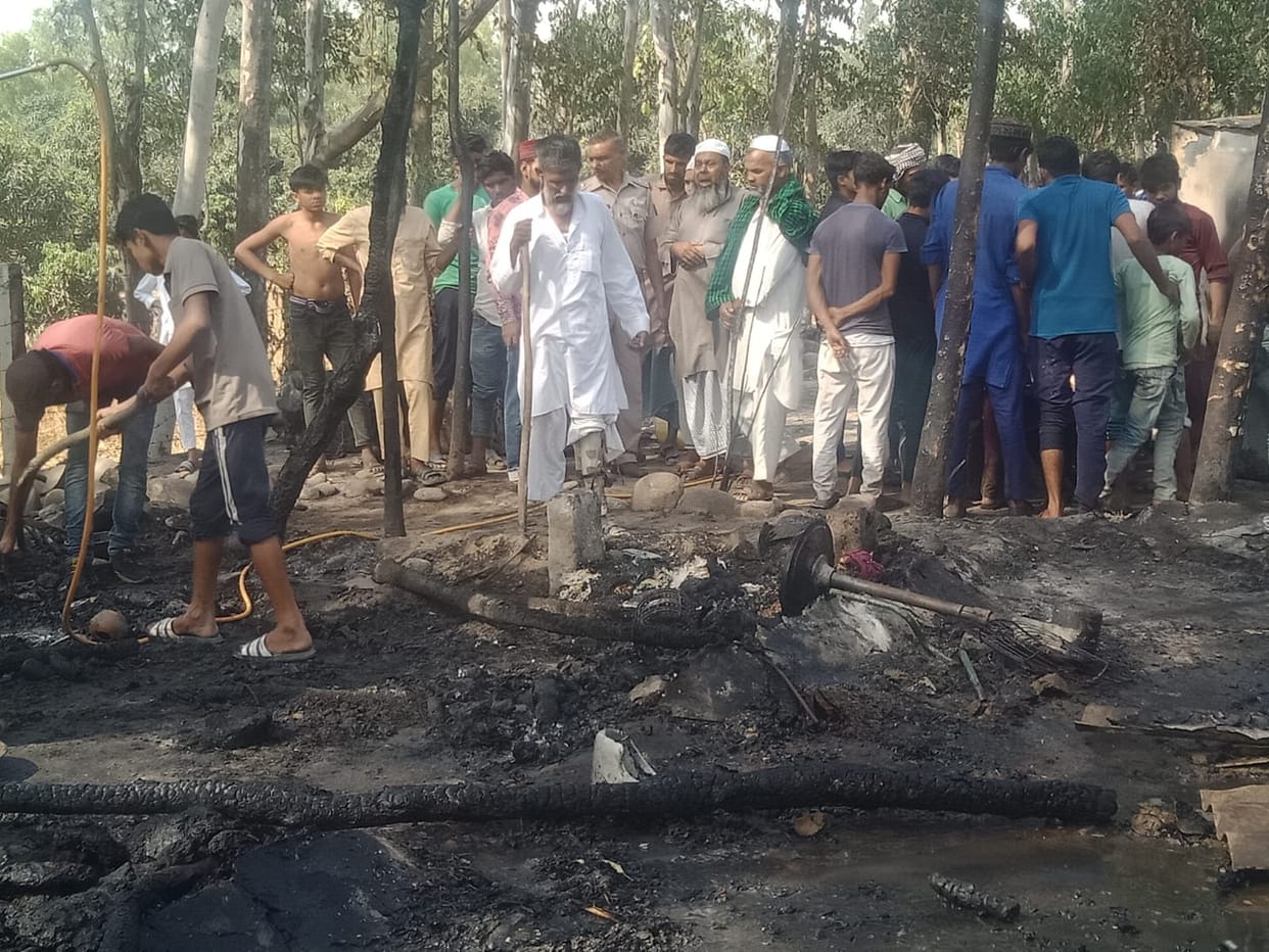 Fire broke out in thatched houses of Noor Basti, goods worth lakhs burnt