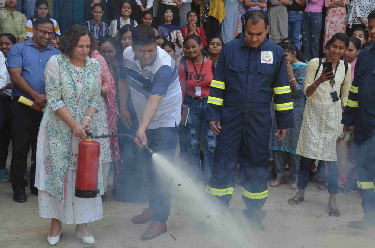 Tell the girl students how to control the fire with mockdrill