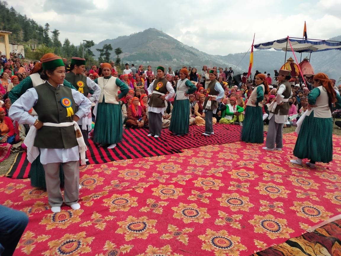 Danced by singing Dashu song in Thirshu fair