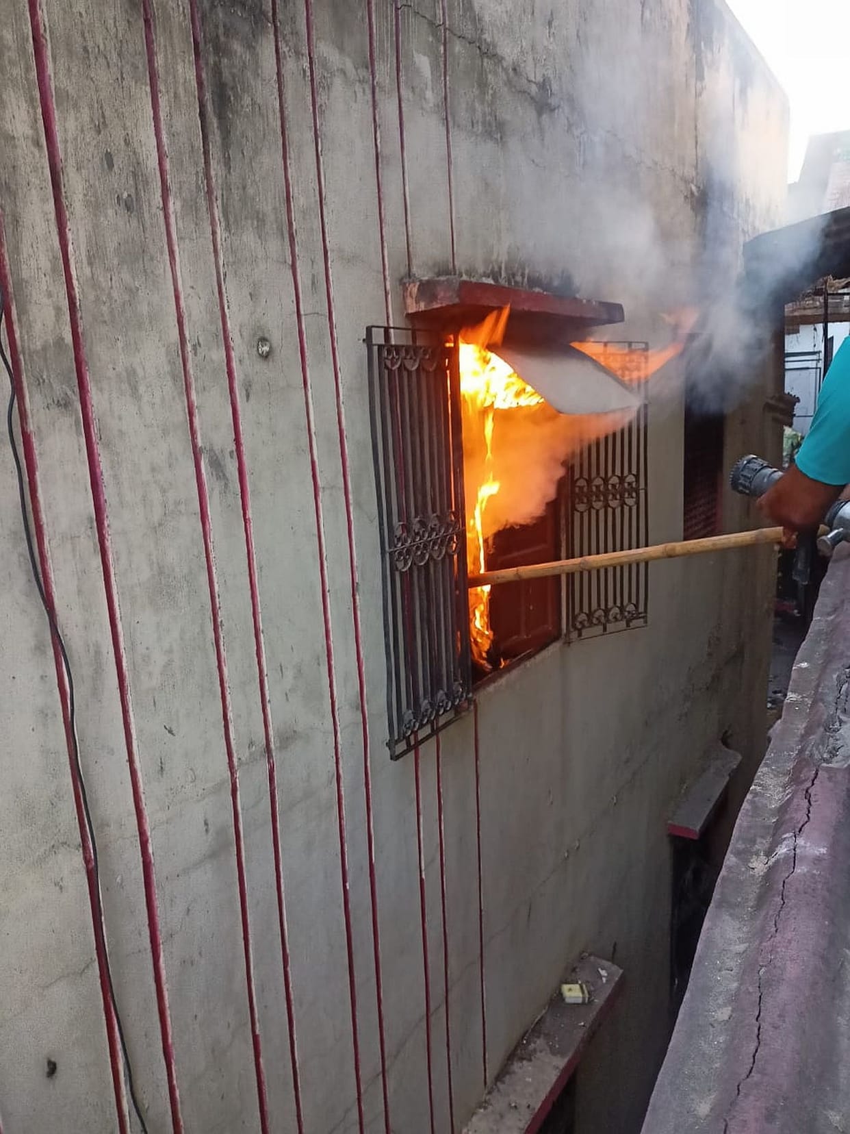Fire broke out in the godown of biscuits and snacks