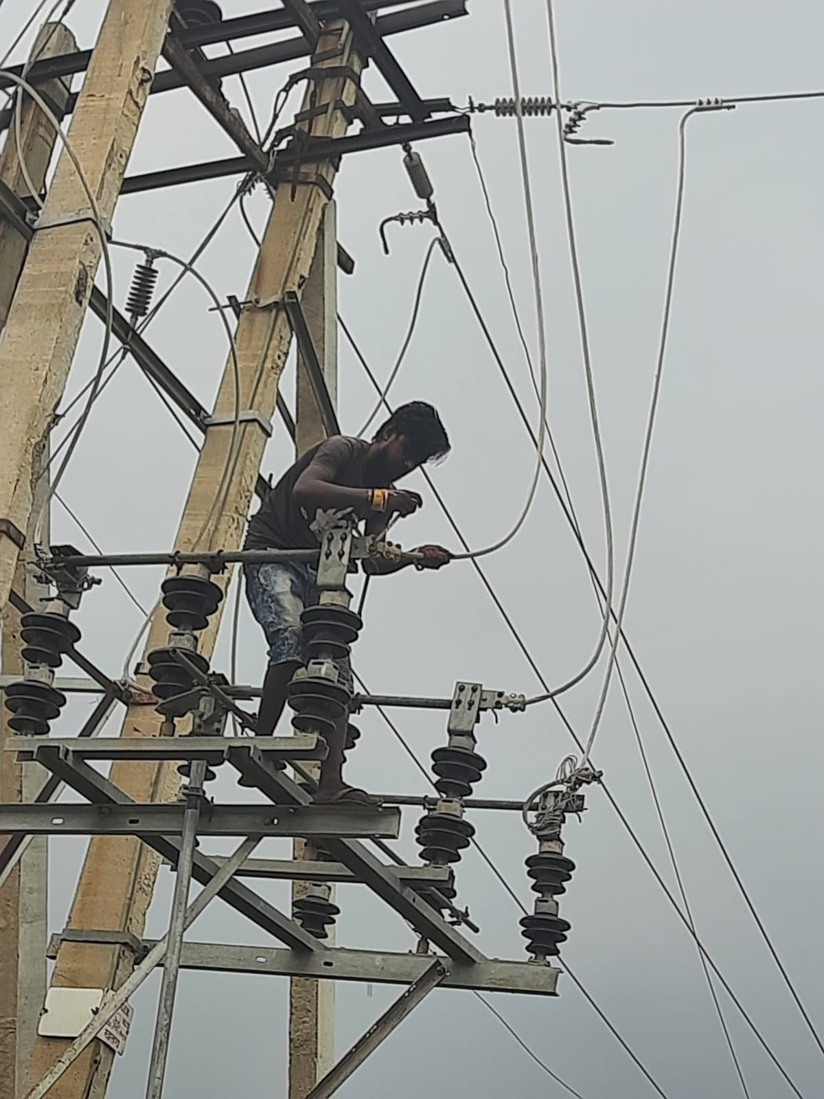 27 poles fell at midnight in the storm, 57 feeders broke down, the lights remained on for 7 to 8 hours