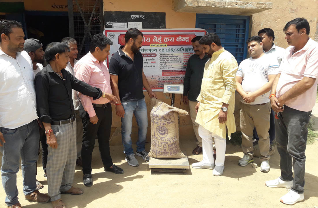 Weighing started at cooperative buying and selling wheat procurement center