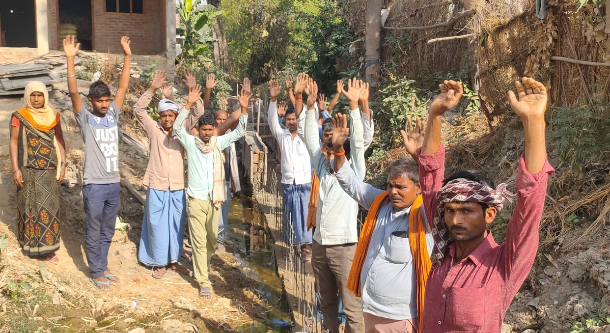 Demonstration in Khesraha of Siddharthnagar, villagers protested
