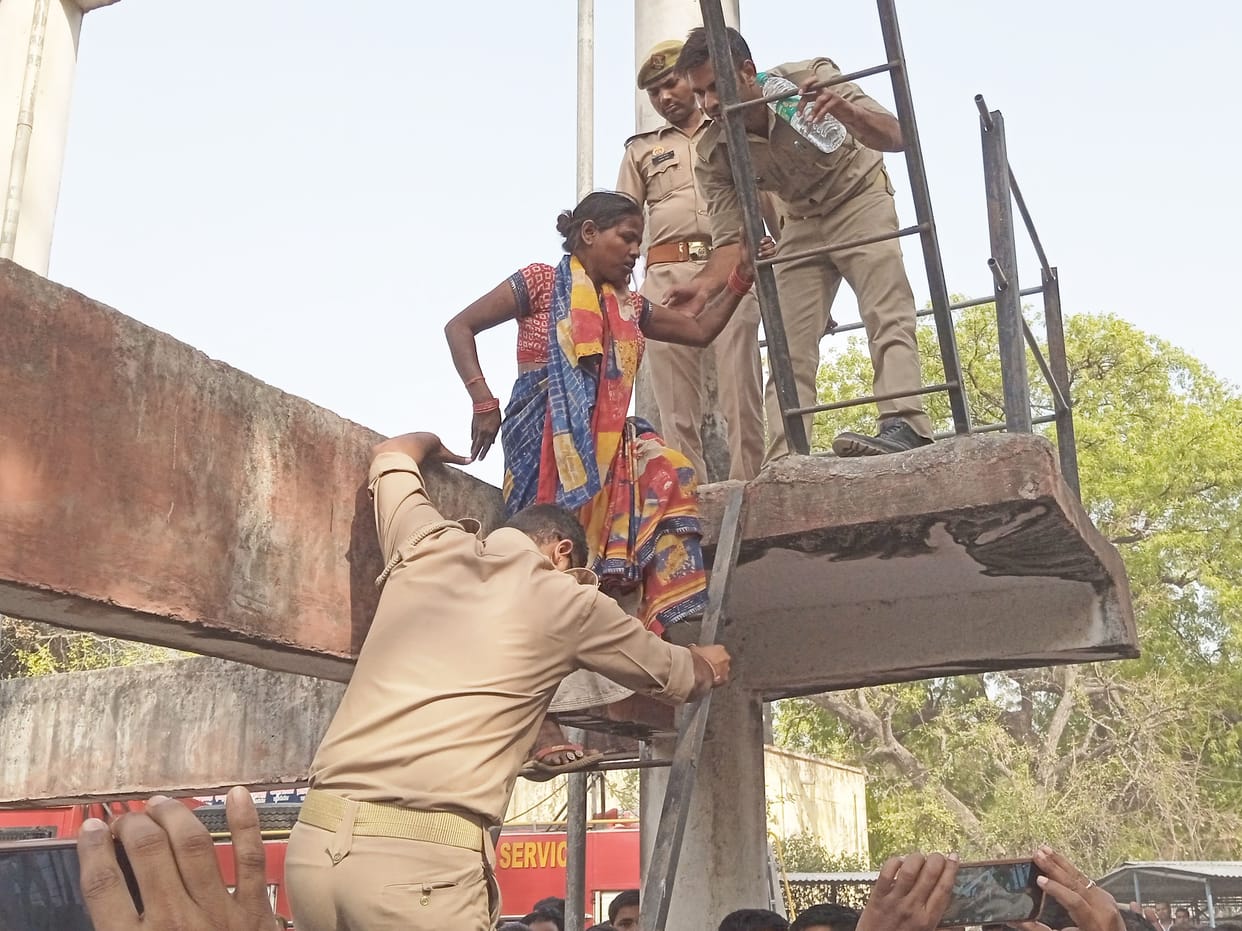 Woman climbed on water tank in Gonda