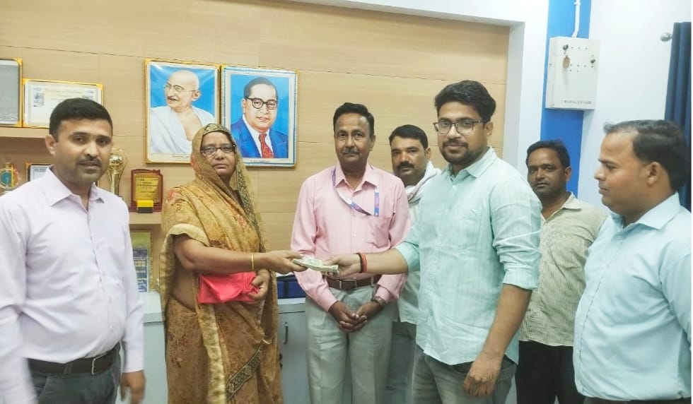 cashier gave fifty thousand rupees instead of 10 old man returned