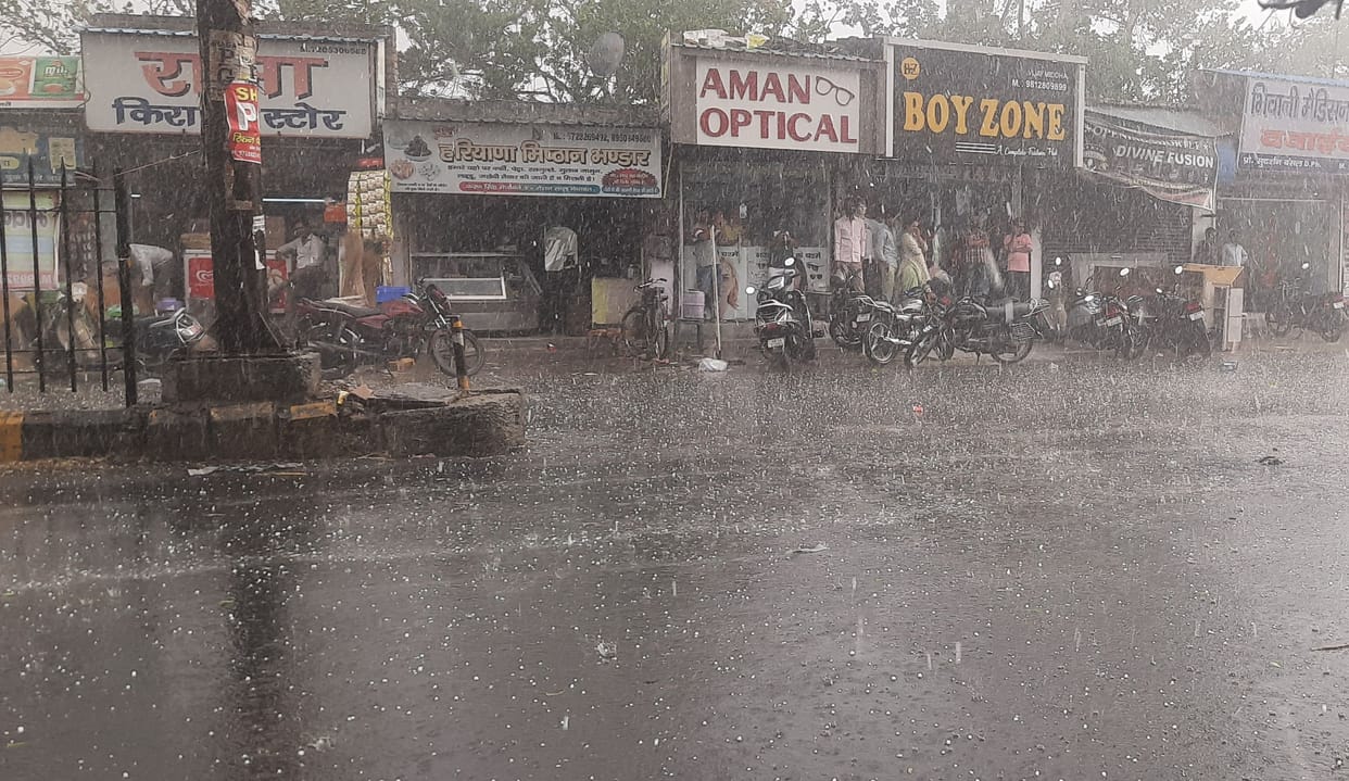 Heavy rain accompanied by hailstorm, 41414 tonnes of wheat soaked in mandis under the open sky