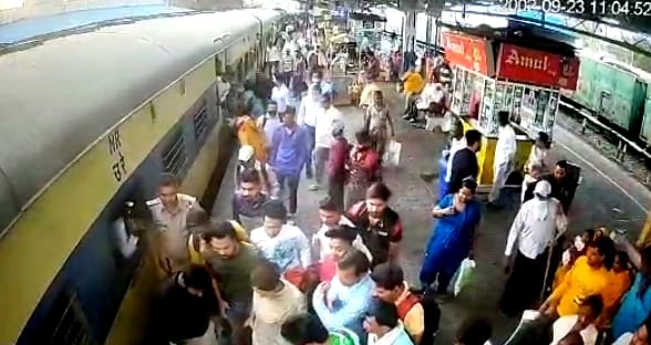 RPF constable saved the life of a female passenger