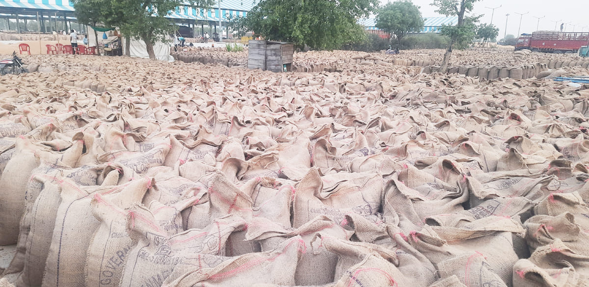 Arhtiyas sent legal notice to procurement agencies for not loading wheat in 48 hours