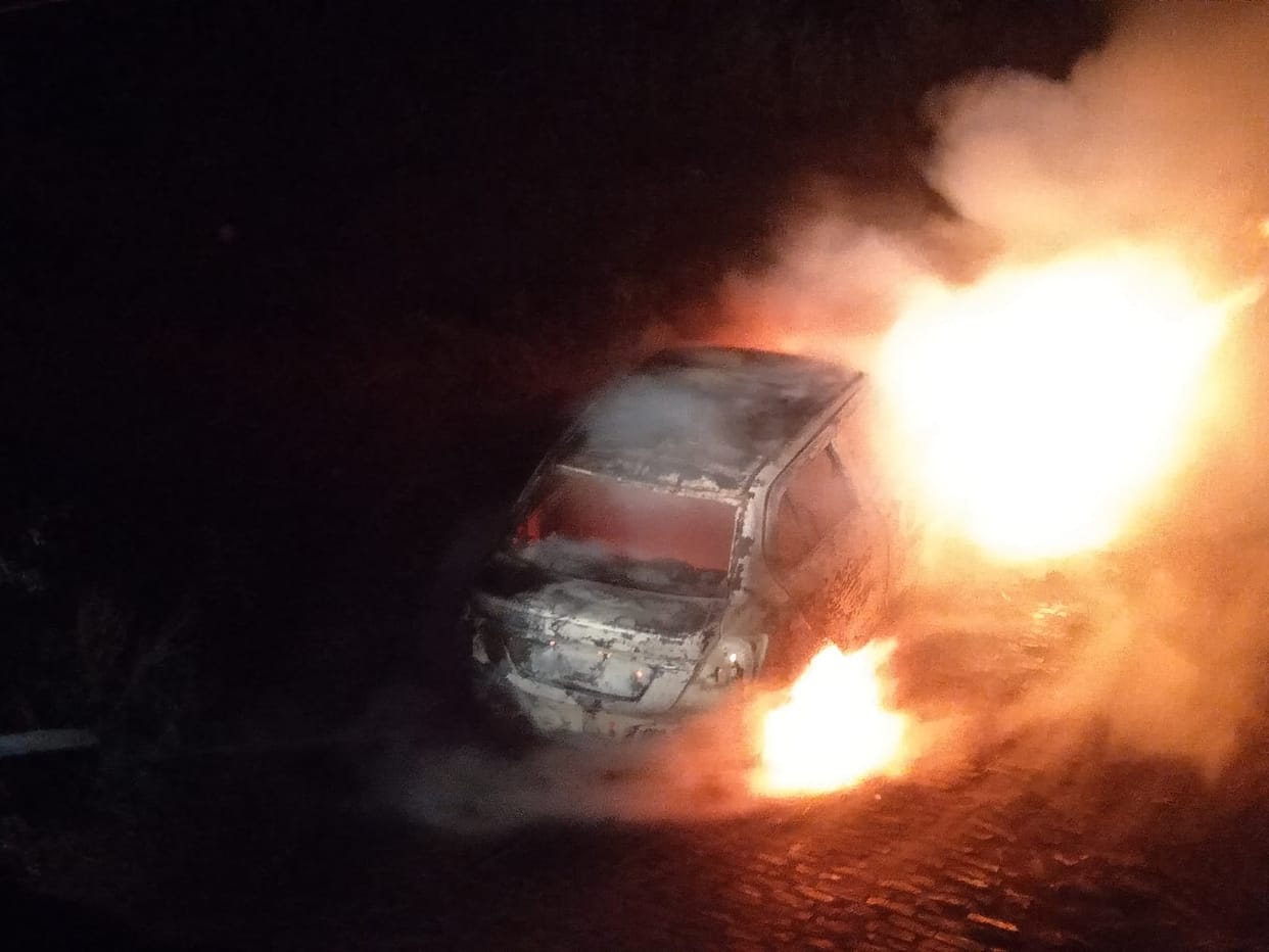 Car caught fire, fire brigade extinguished
