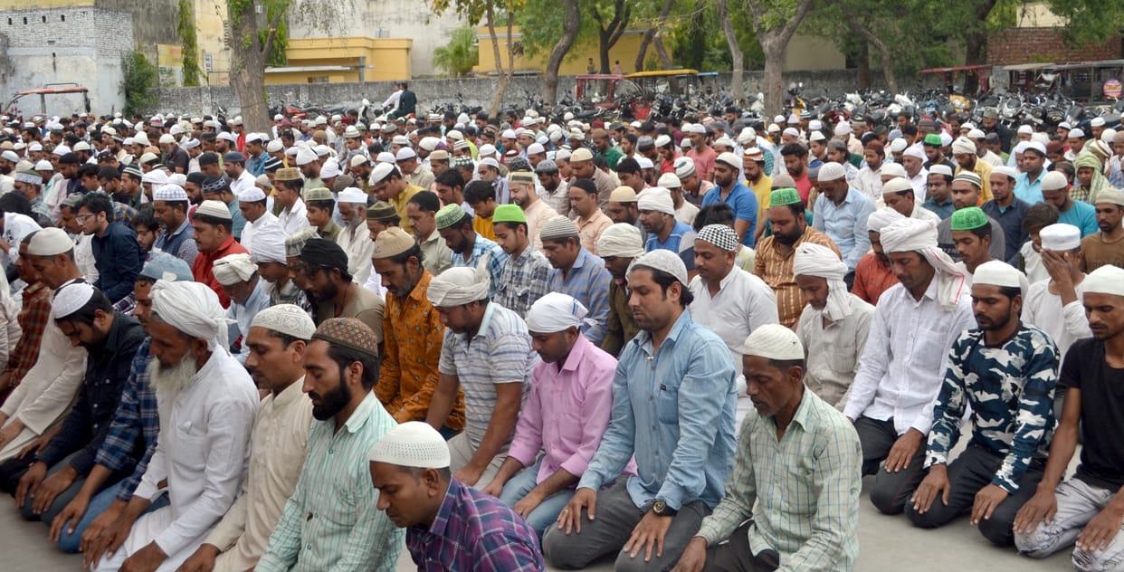 Rojedars offered prayers on Goodbye Friday