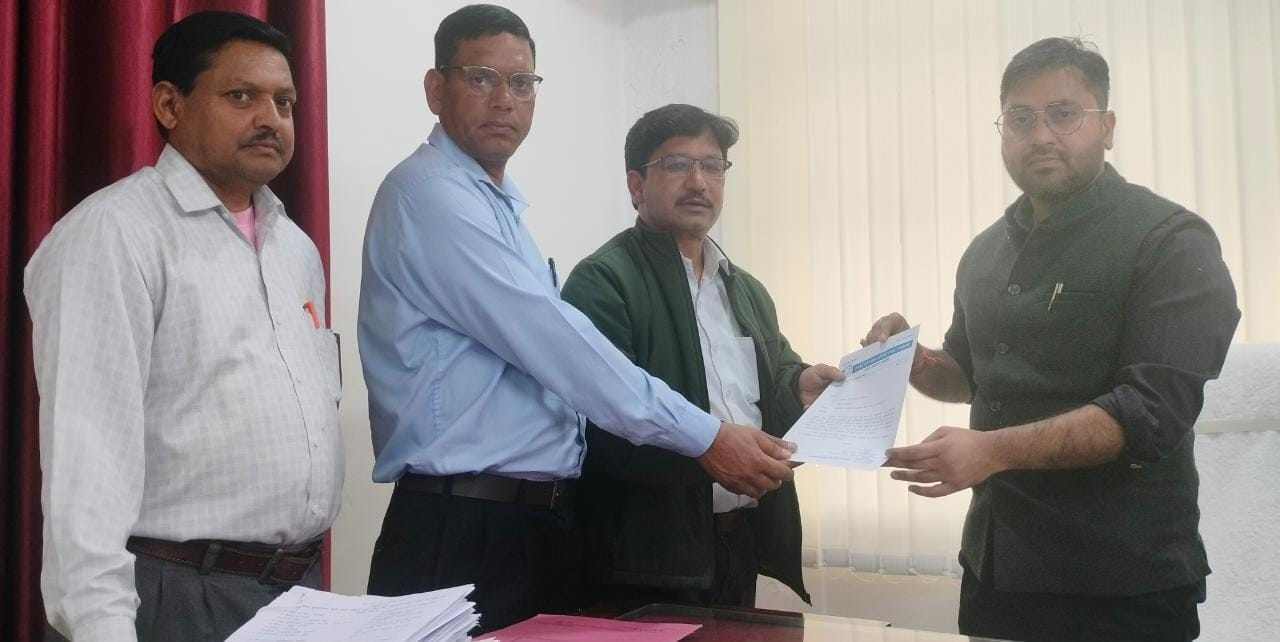 Traders demanded parking in the market