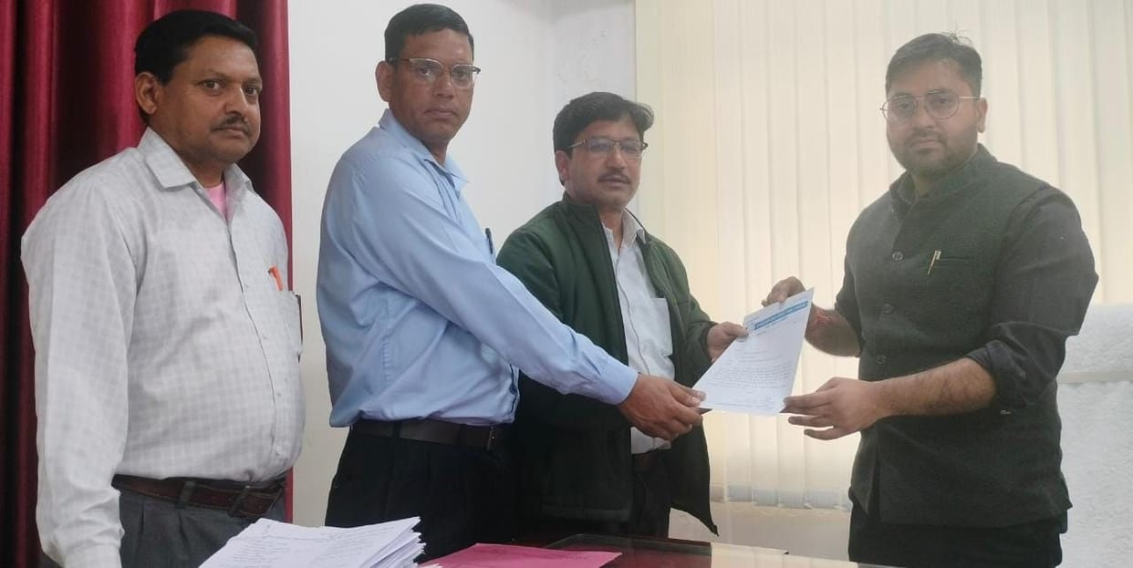 Traders demanded parking in the market