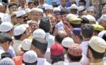 21बीडीएन15-अलविदा की नमाज के बाद जामा मस्जिद चौक पर सपा कार्यकर्ताओं में नोकझोक होती हुई।संवाद