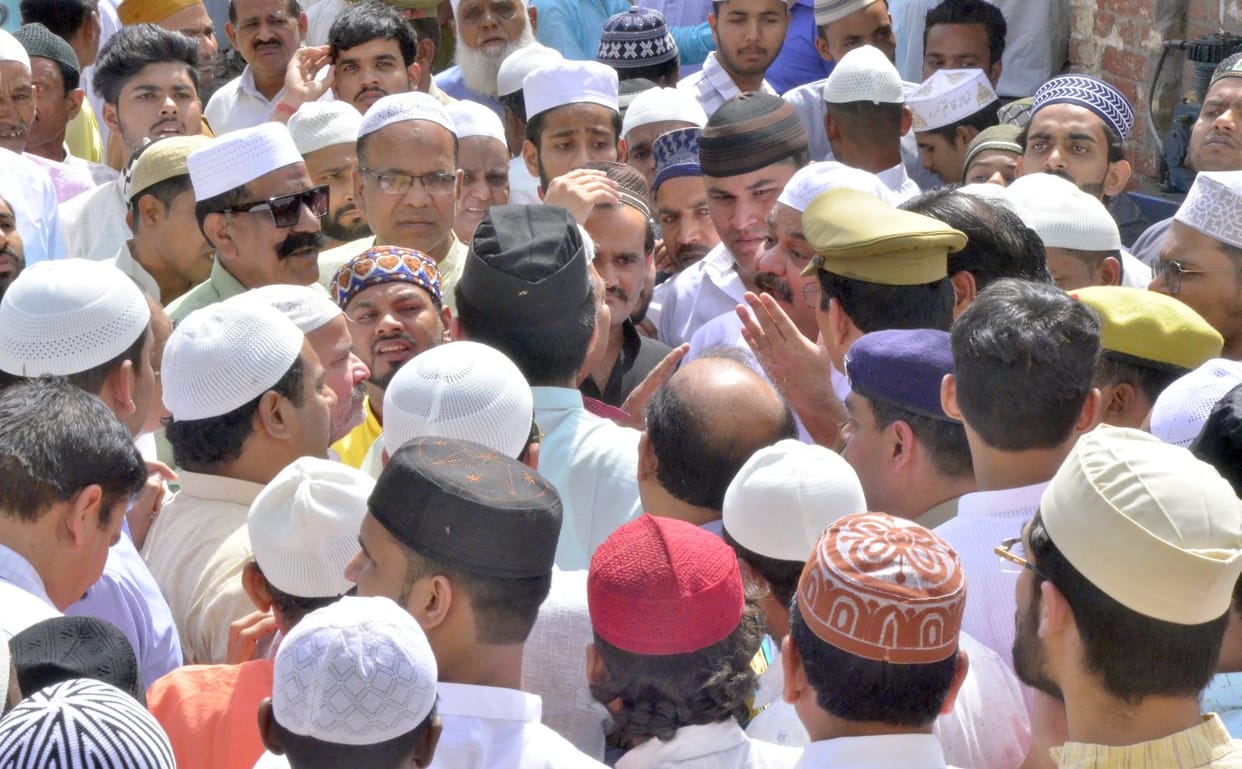 Supporters of SP leaders clash outside Jama Masjid