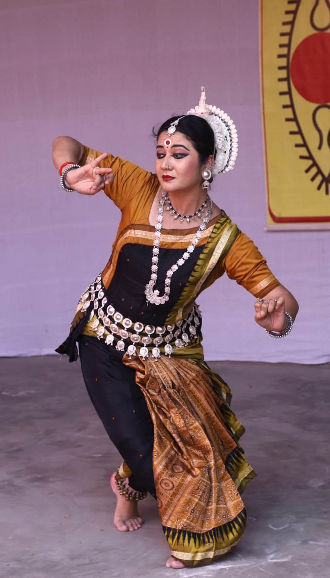 Lipsa's dance in a unique way enthralled everyone
