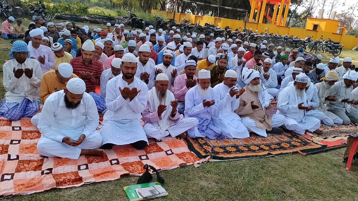 Thousands of heads bowed down to God