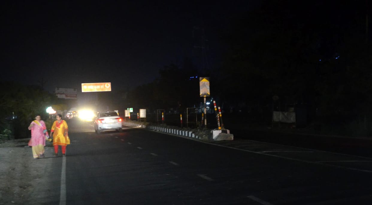 Darkness at night from PAC of Ramghat Road to Harduaganj, there is fear in commuting