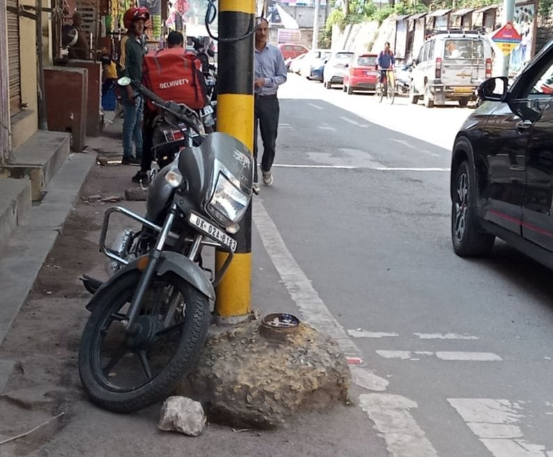 Boulder poses danger on NH near Tehsil Gate